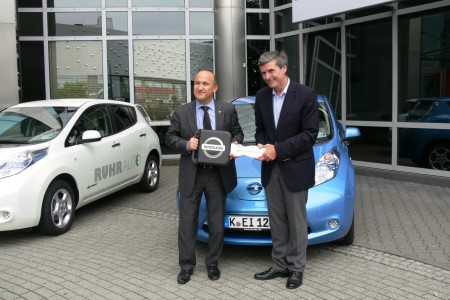 Übergabe von fünf Nissan LEAF mit (links) Thomas Hausch (Nissan Europe) und Ferdinand Dudenhöffer (Uni Duisburg-Essen), Foto: RUHRAUTOe