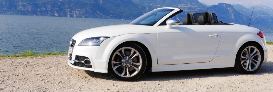 Audi TTS Roadster in weiß am Gardasee, Foto: Autogefühl