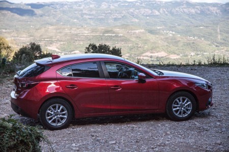 Der neue Mazda3 in Rot. Foto: Autogefühl