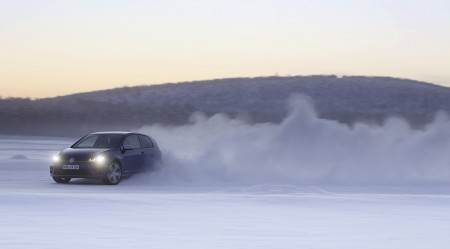 Der neue VW Golf R auf Schnee, Foto: VW