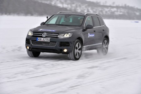 Brems- und Dynamik-Übungen auf Eis mit dem VW Touareg, Foto: Michelin