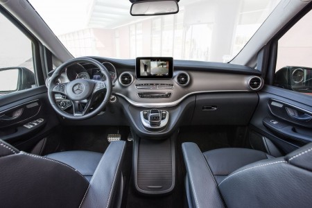 Mercedes V-Klasse Interieur: Leder Lugano schwarz, Zierelemente Wellenoptik, anthrazit, matt; Foto: Mercedes