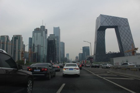 Peking Skyline mit (noch mäßigem) Verkehr, Foto: Autogefühl