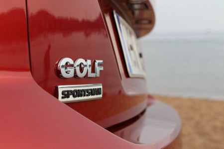 VW Golf Sportsvan Badge an der Côte d’Azur, Foto: Autogefühl