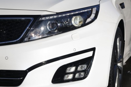 Kia Optima Facelift 2014: LED-Tagfahrlicht nun in die Scheinwerfer-Einheit integriert, Foto: Kia