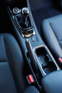 Mittelkonsole mit Starter-Knopf, zwei Cupholden und Mittelarmlehne mit große Staufach und USB- bzw. AUX-Anschlüssen - Foto: Nissan