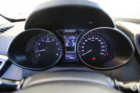 Klar ablesbare Instrumente mit Bordcomputer-Display in der Mitte - Foto: Hyundai