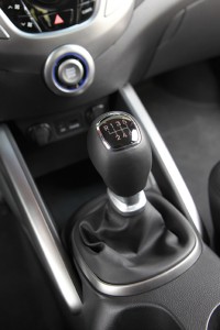 Gestartet wird mit einem am unteren Ende der Mittelkonsole platzierten Starter Button mit beleuchteter Einfassung - Foto: Hyundai