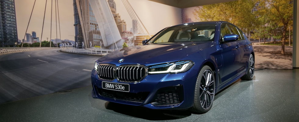 BMW 5er Facelift 2021 mit neuen Sensatec Sitzen Fahrbericht PHEV